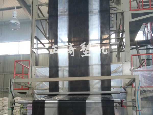 山東正奇塑料機(jī)械全自動(dòng)雙色地膜設(shè)備生產(chǎn)線(xiàn)